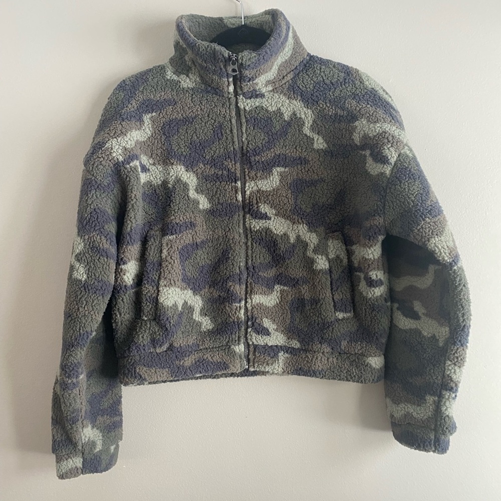 American Eagle Cropped Camo Zip-up Sherpa- Size Small